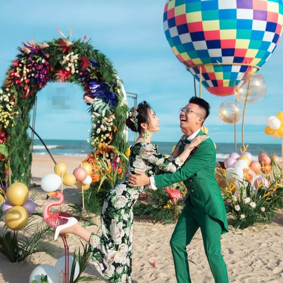 Loạt ảnh nóng bỏng mắt của đại gia Minh Nhựa bên vợ 2 nhìn ngượng chín mặt