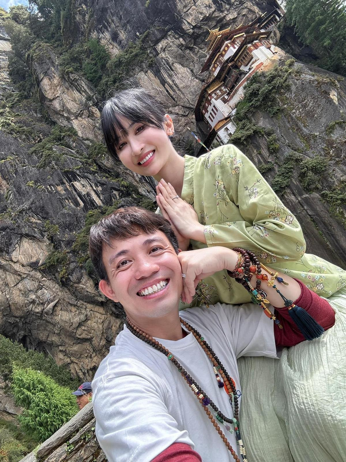 Loạt ảnh nóng bỏng mắt của đại gia Minh Nhựa bên vợ 2 nhìn ngượng chín mặt