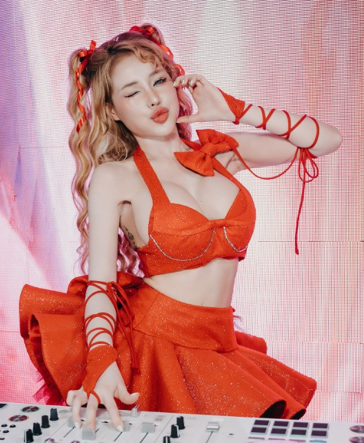 Mỹ nhân Việt bị sàm sỡ nơi công cộng Thùy Tiên 2 lần gặp nạn Ngân 98 còn sốc hơn