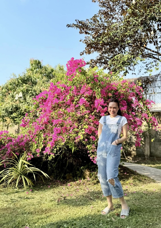 Mỹ Tâm đi dép tổ ong, mặc quần jean rách thăm vườn - Ảnh 1.