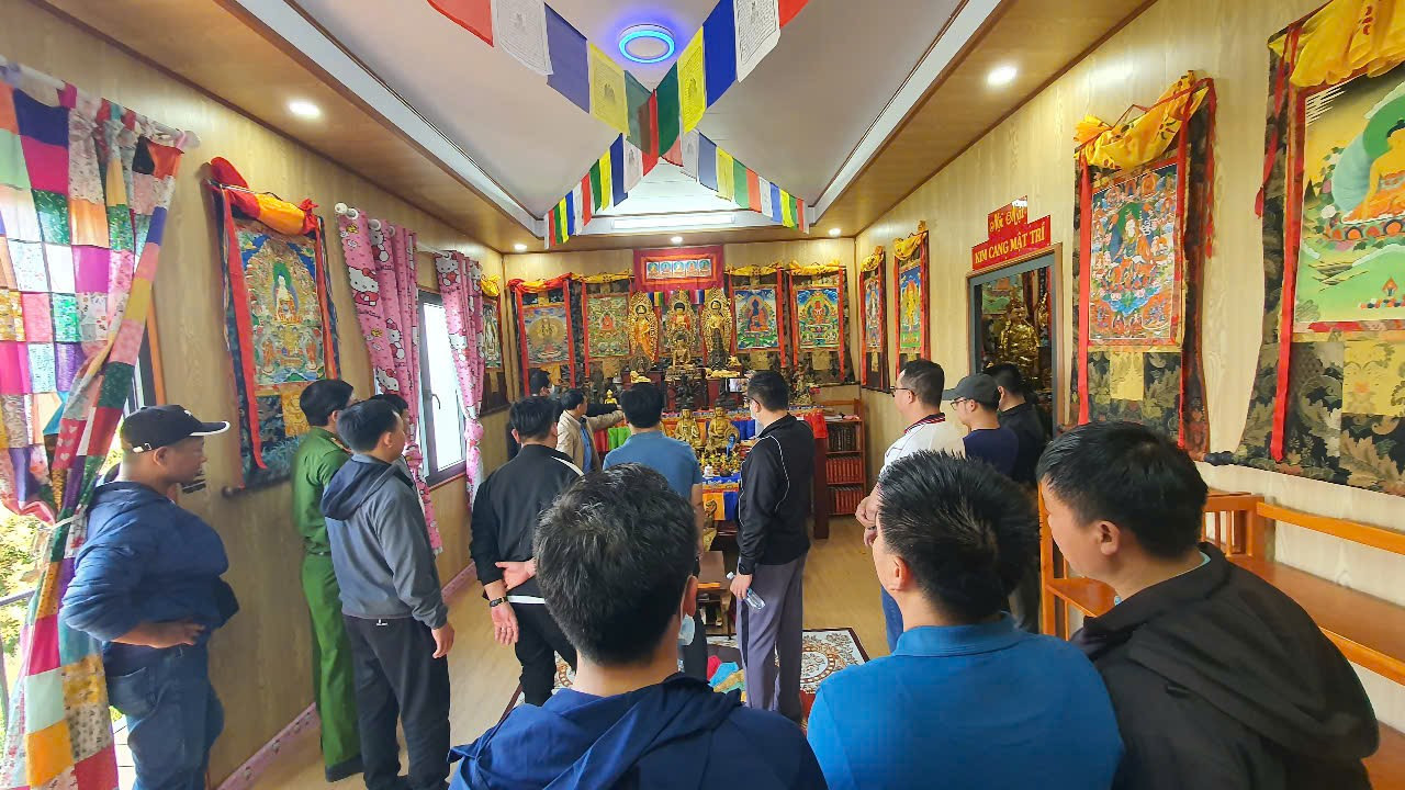 CLIP: Cận cảnh khám xét nơi tu tập