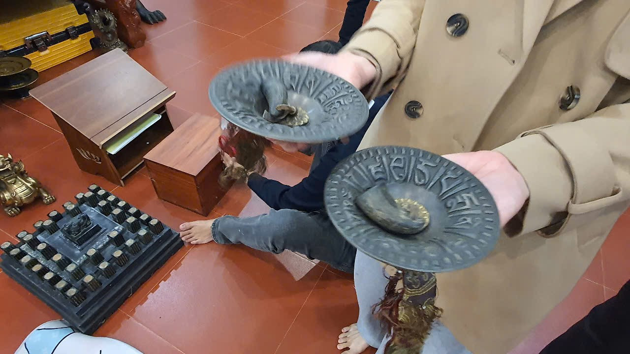 CLIP: Cận cảnh khám xét nơi tu tập