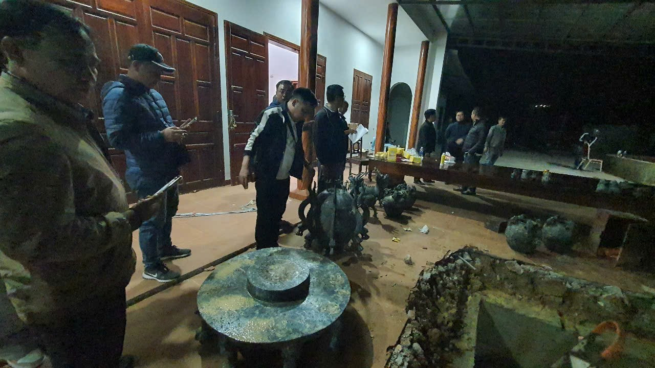 CLIP: Cận cảnh khám xét nơi tu tập