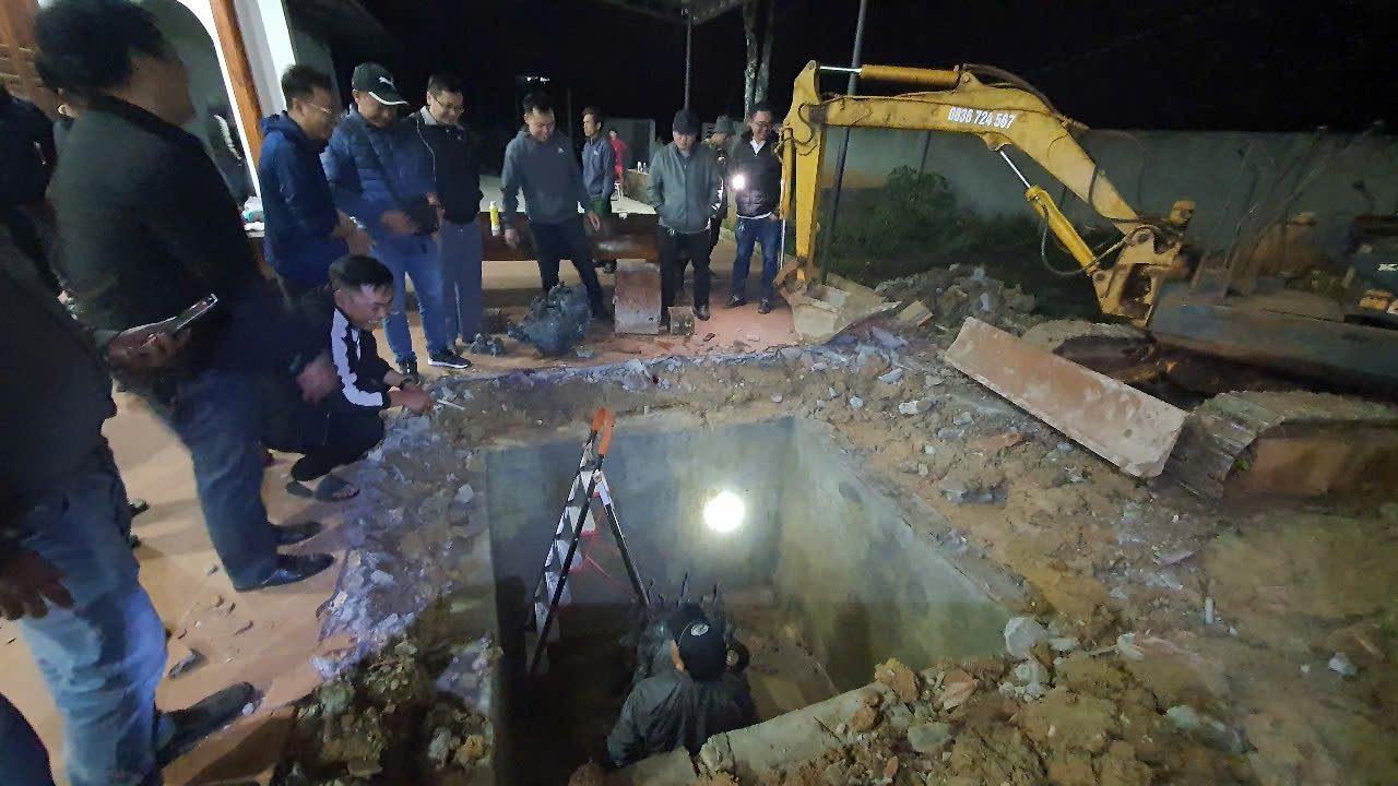 CLIP: Cận cảnh khám xét nơi tu tập