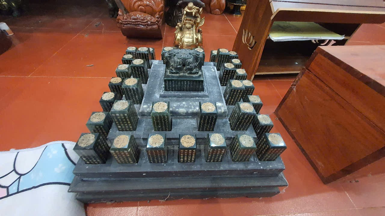 CLIP: Cận cảnh khám xét nơi tu tập