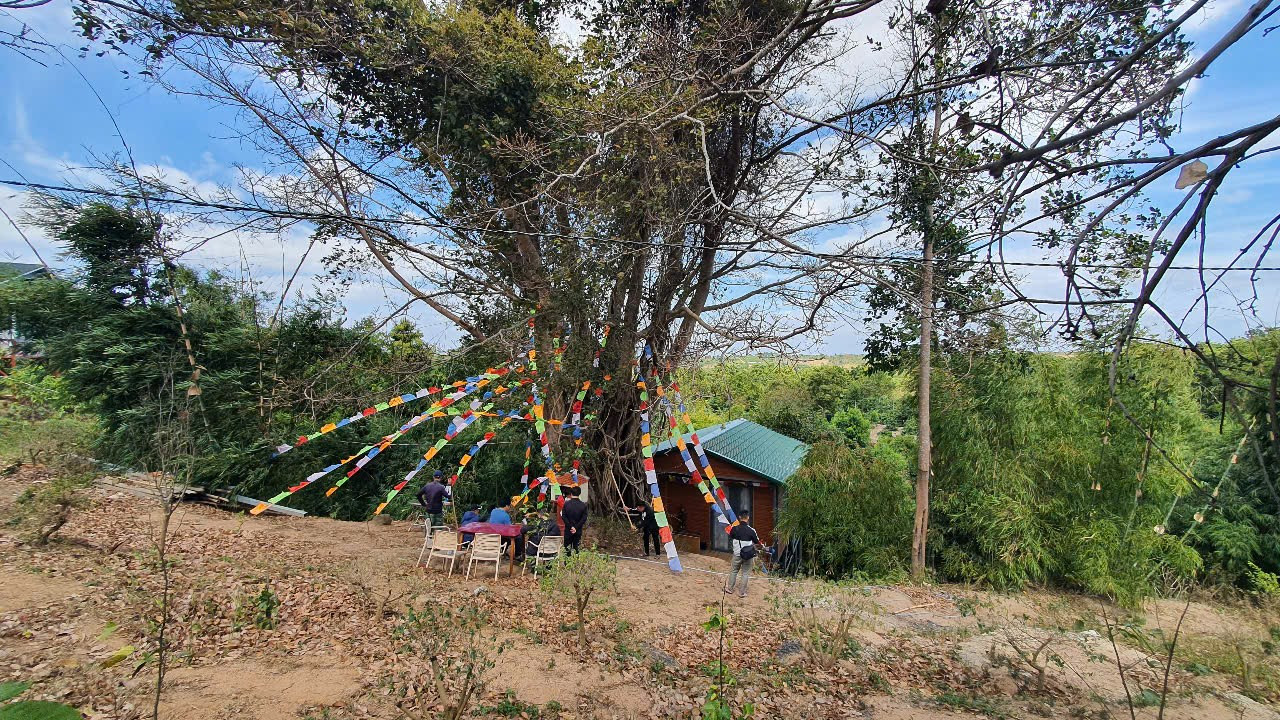 CLIP: Cận cảnh khám xét nơi tu tập