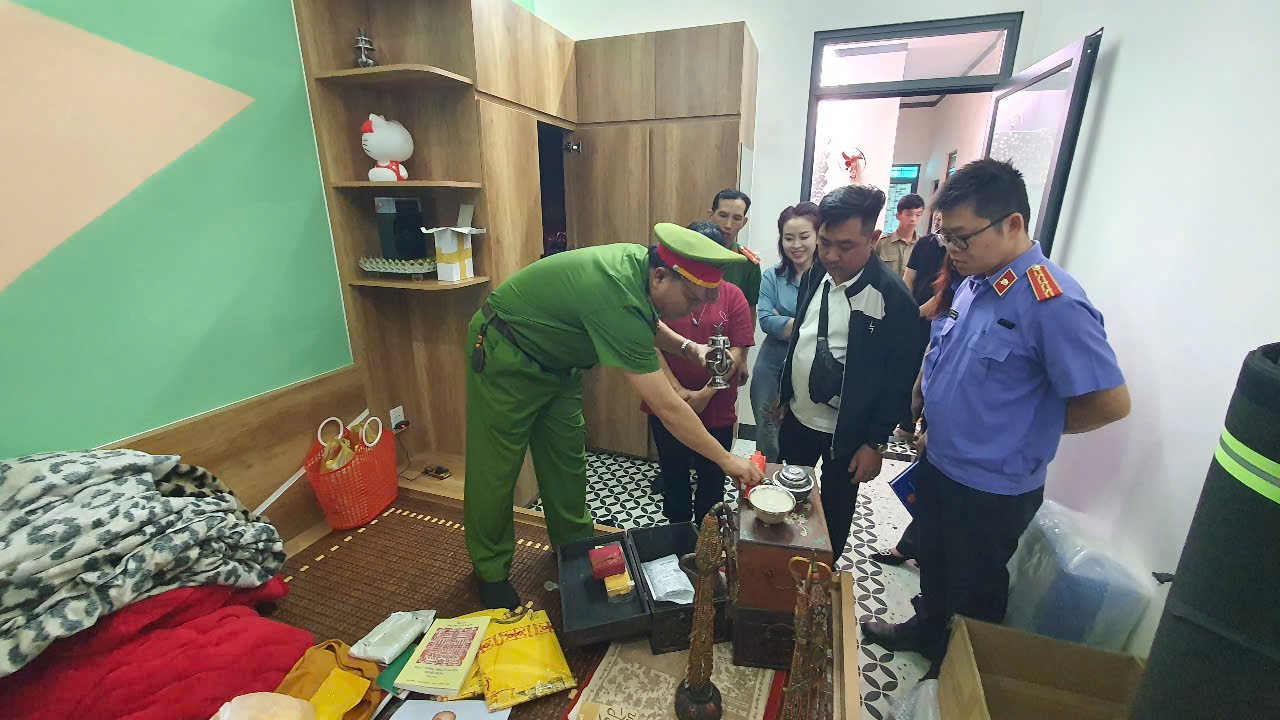 CLIP: Cận cảnh khám xét nơi tu tập