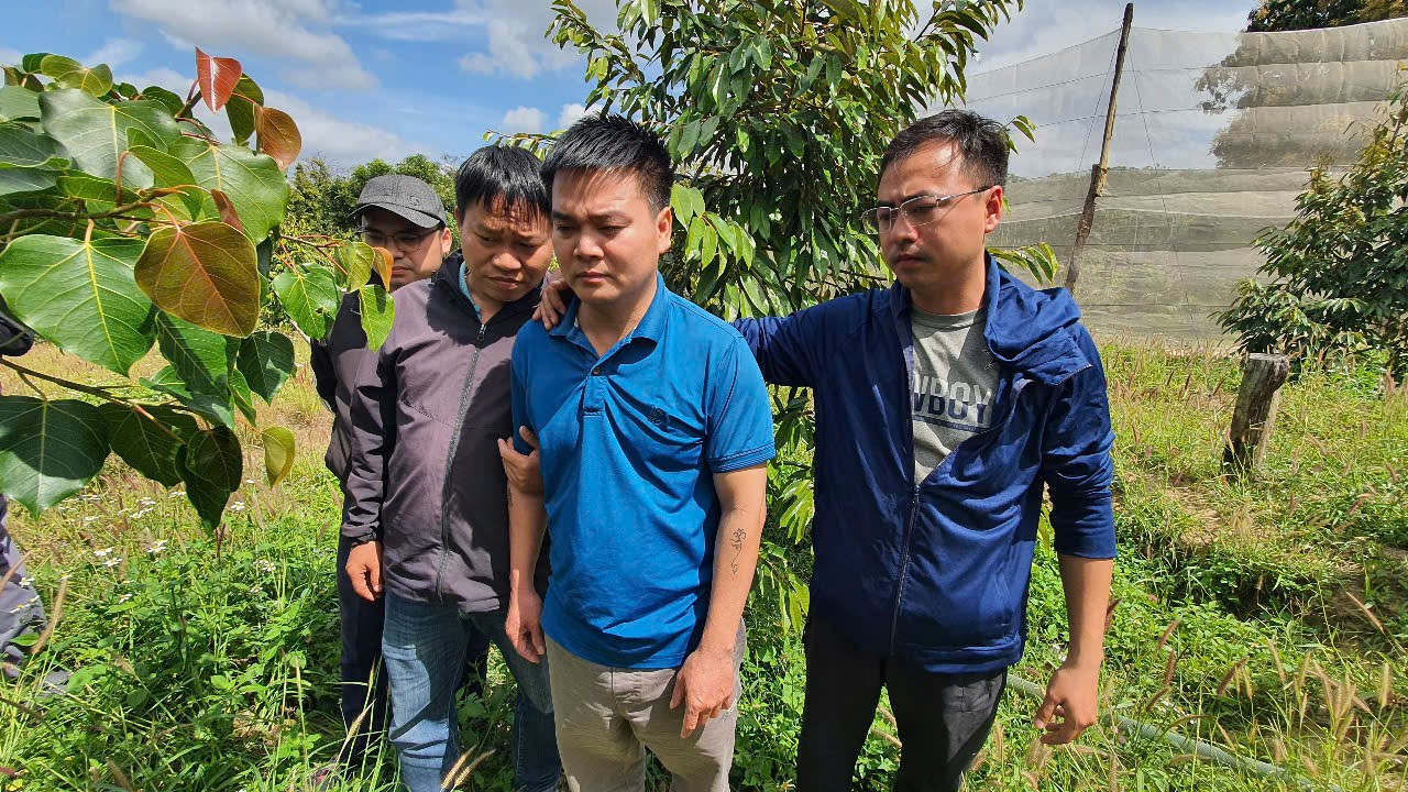 CLIP: Cận cảnh khám xét nơi tu tập