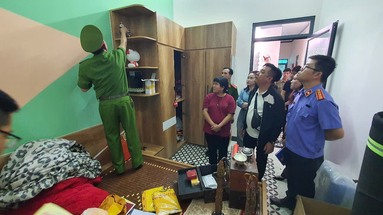 CLIP: Cận cảnh khám xét nơi tu tập