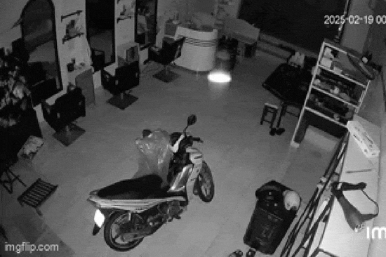 Điếng người trước cảnh tượng bóng trắng lập lờ trong salon tóc lúc 12h đêm