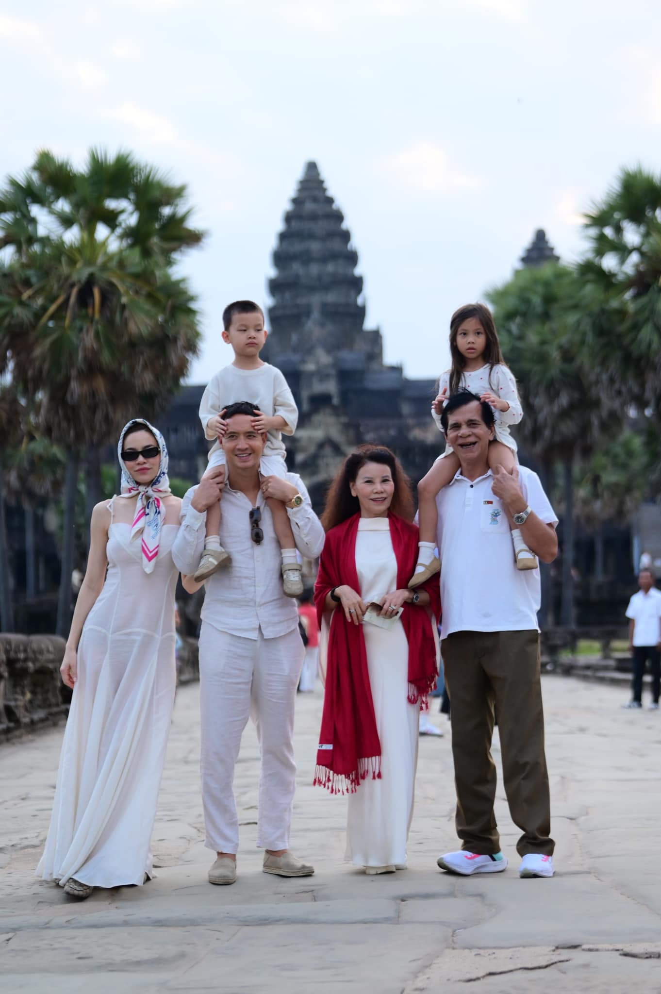 Loạt ảnh hé hộ quan hệ thông gia nhà Hà Hồ – Kim Lý