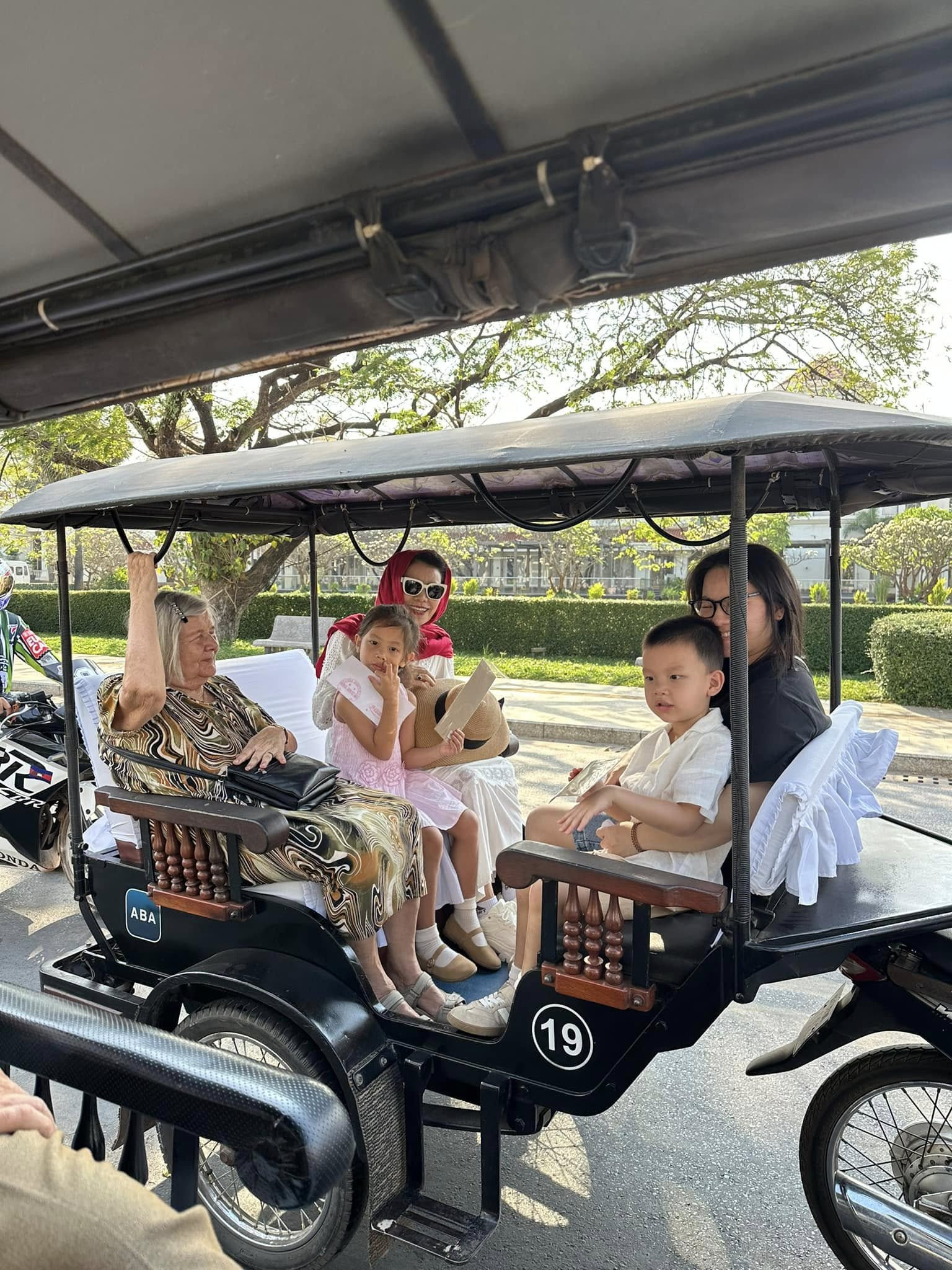 Loạt ảnh hé hộ quan hệ thông gia nhà Hà Hồ – Kim Lý