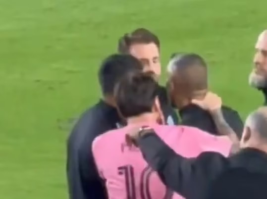 Lionel Messi túm cổ trợ lý huấn luyện viên đối phương.