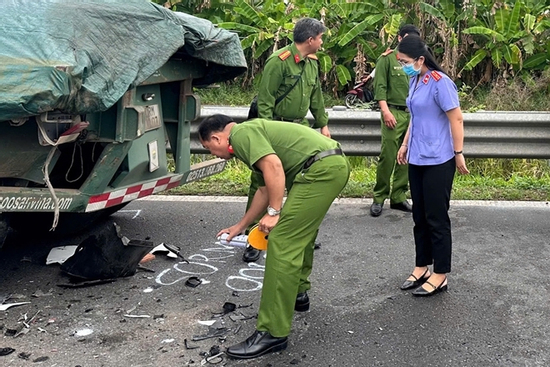 Ô tô tông xe container đậu trên cao tốc Trung Lương - Mỹ Thuận, 1 phụ nữ tử vong