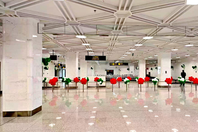 Sân bay bí ẩn, chi phí đắt đỏ, nhưng không... bóng người ảnh 1