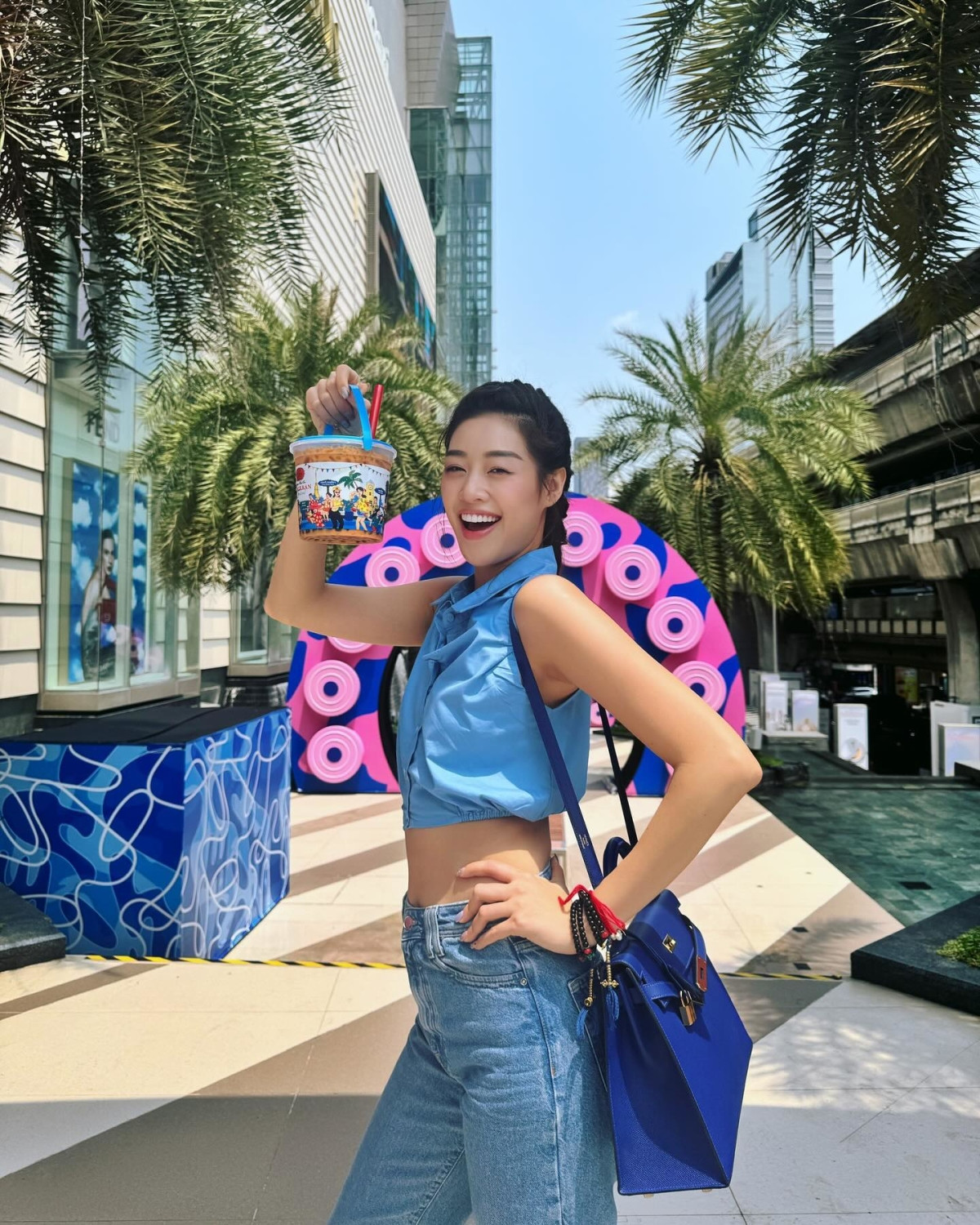 Hoa hậu Khánh Vân diện túi hơn nửa tỷ đồng đại gia ngầm mới của vbiz