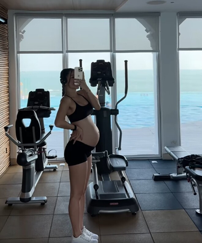 Bà xã thủ môn Đặng Văn Lâm gây choáng với ngoại hình 7 ngày sau sinh