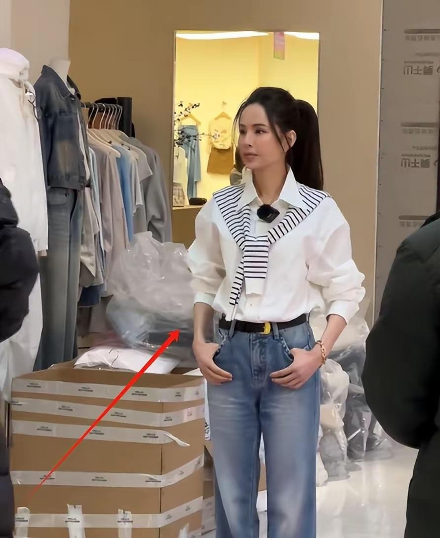 Cận cảnh nhan sắc Lý Nhược Đồng U60 qua cam thường