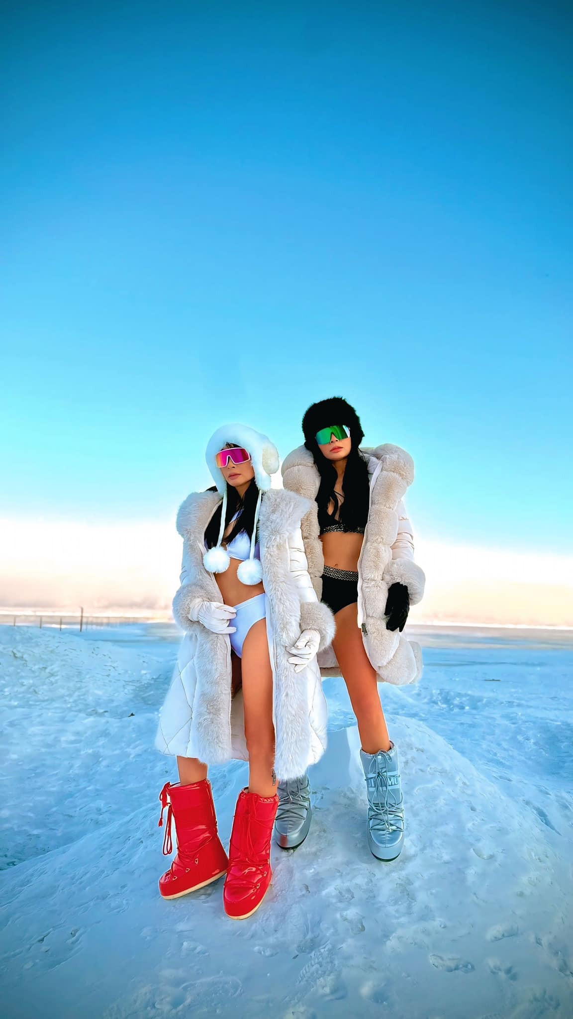 Cặp chị em siêu mẫu Việt mặc như không giữa trời tuyết body U50 gây sốc