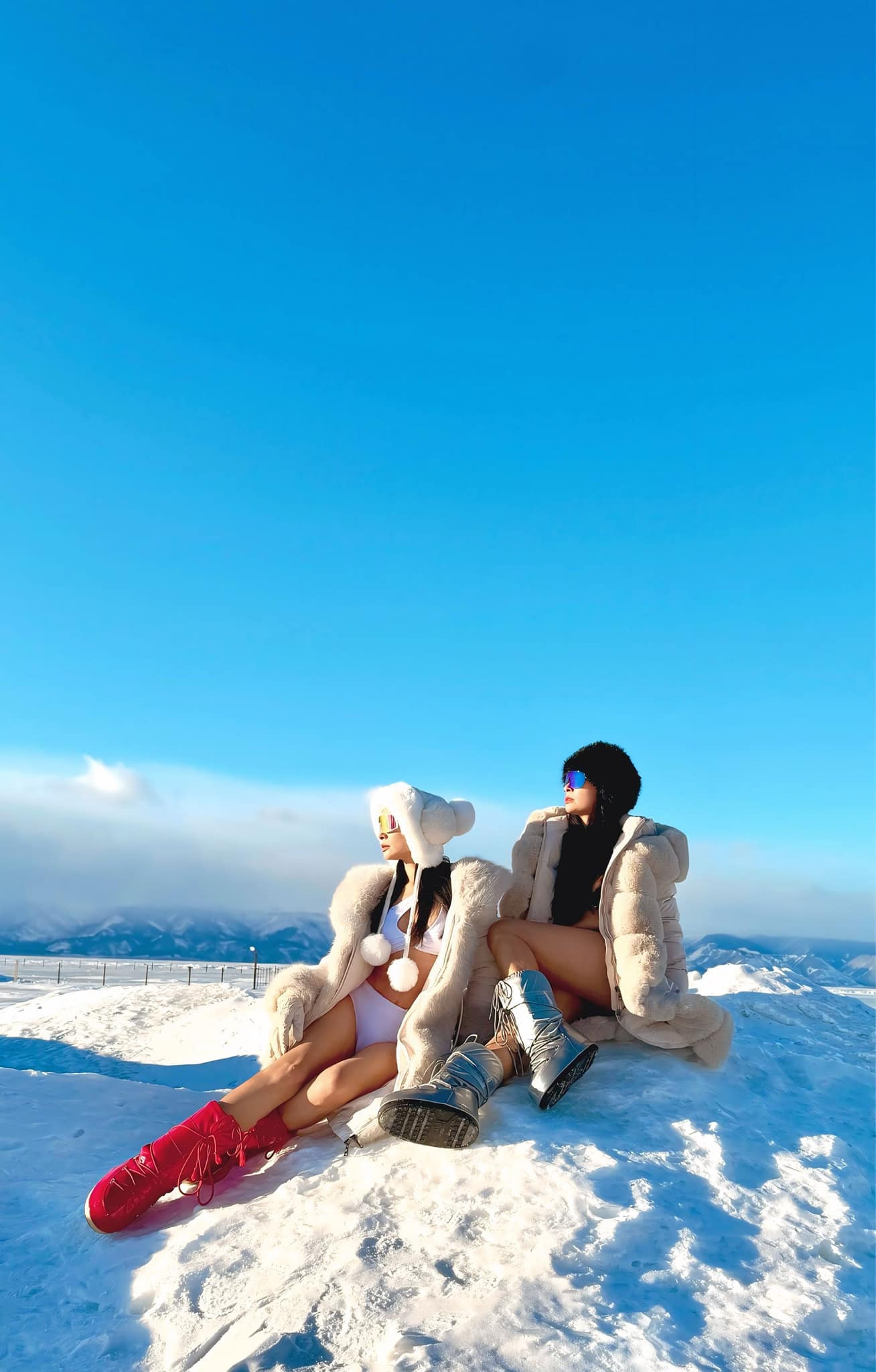 Cặp chị em siêu mẫu Việt mặc như không giữa trời tuyết body U50 gây sốc