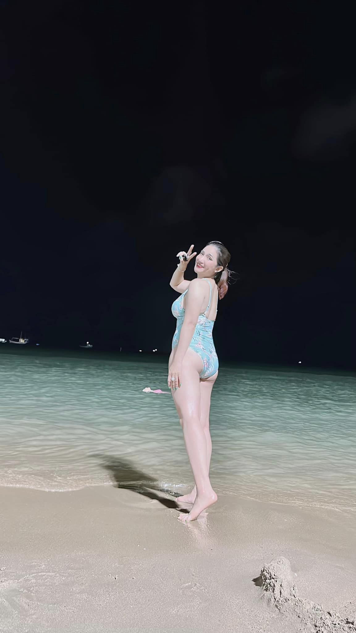 Cát Tường mặc đồ bơi khoe body đẫy đà tuổi 47 khẳng định khen chê tùy