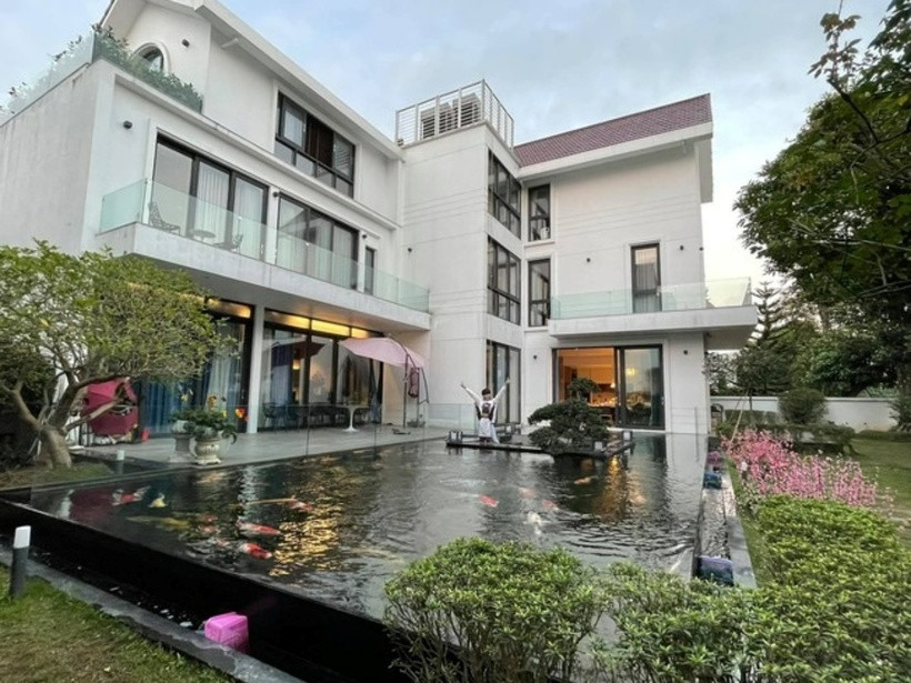 Toàn cảnh cơ ngơi của gia đình Nguyễn Trần Trung Quân nhìn từ bên ngoài. Không gian rộng rãi, trồng nhiều cây xanh, tạo nên không gian xanh mát và vô cùng thư giãn.