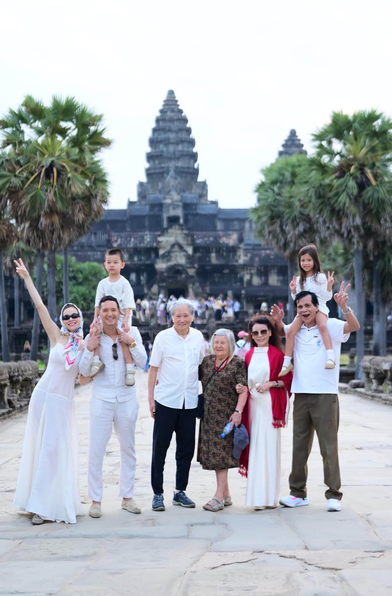 Hà Hồ khoe ảnh gia đình đi du lịch đẹp như phim 2 bà thông gia chiếm spotlight