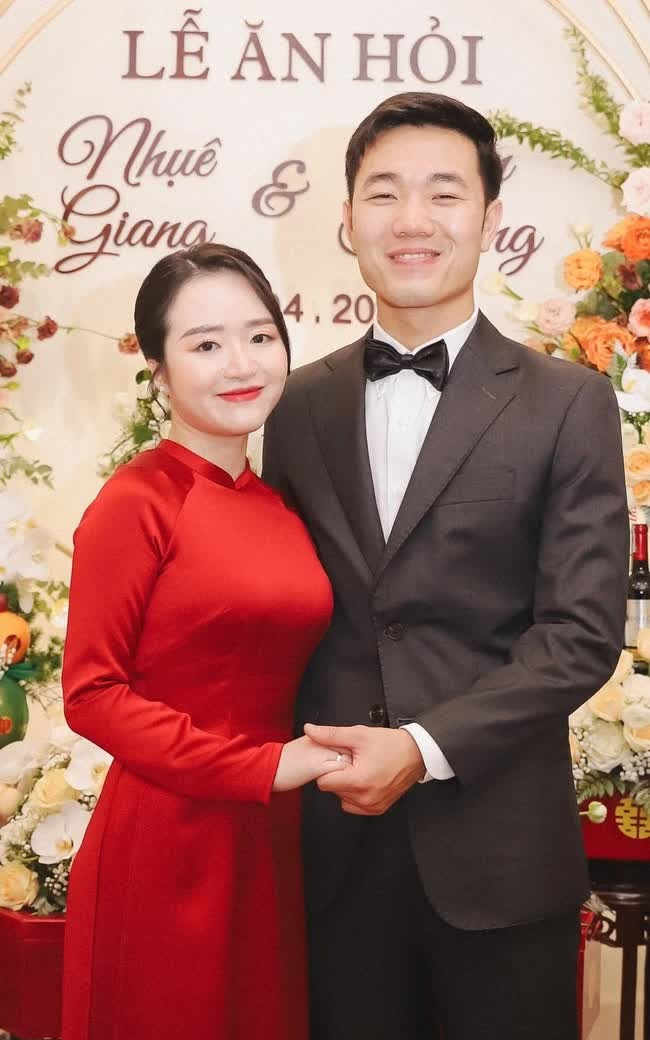 Vợ giám đốc của Xuân Trường hiếm hoi lộ diện 5 giây thể hiện rõ xinh còn giàu