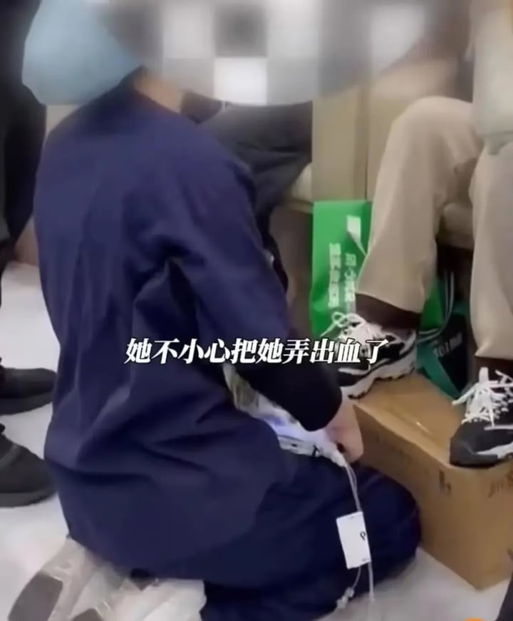 Nữ y tá này bị ép quỳ gối vì người nhà bệnh nhân “liên tục yêu cầu xin lỗi”. (Ảnh: QQ)