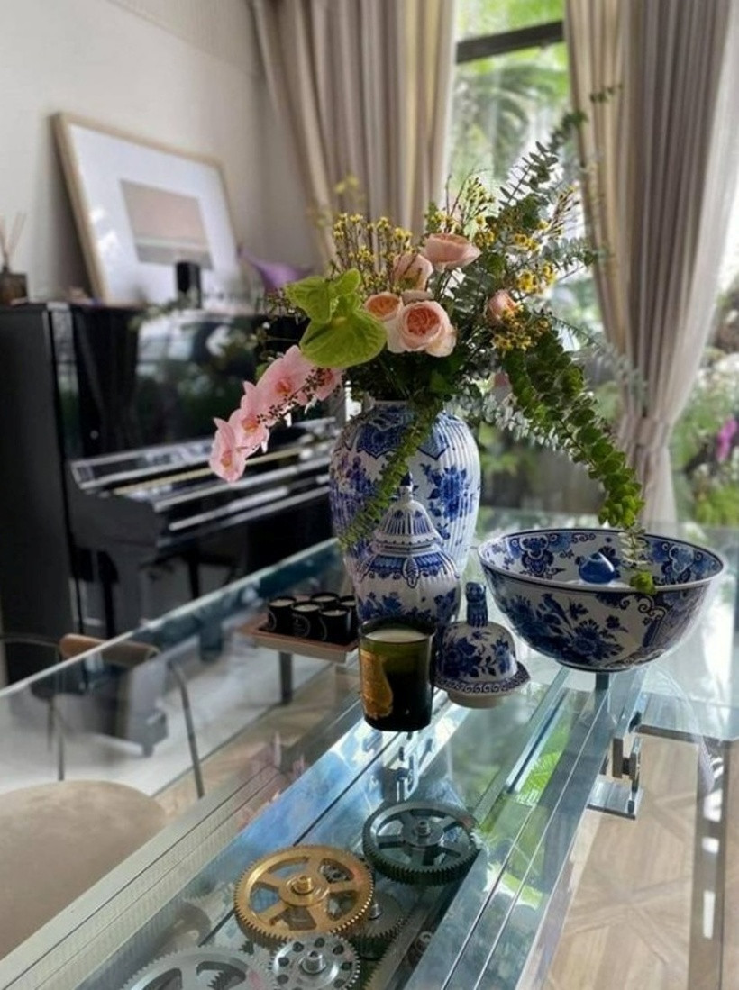 Có thể thấy gia đình giọng ca “Tái sinh” thích bày biện hoa. Những bình hoa với sắc màu rực rỡ được đặt ở góc bàn, tạo nên không gian sống động và đầy sức sống.