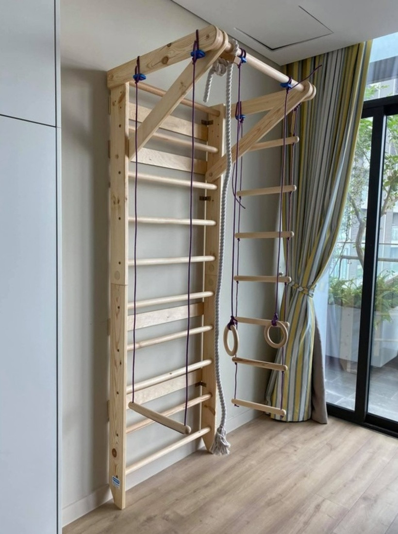 Góc chơi cho con trai nam ca sĩ được lắp bằng gỗ.