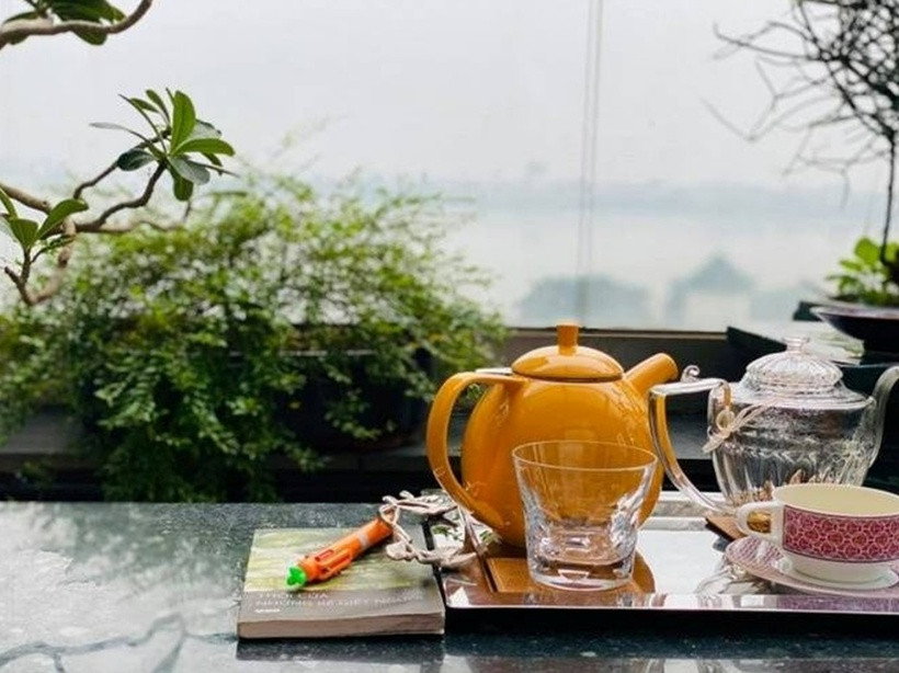 Tùng Dương có khá nhiều bộ ấm trà đẹp mắt. Căn nhà có cả góc để uống trà trong nhà và bàn trà ngoài trời với khung cảnh thiên nhiên xanh mát phía sau.