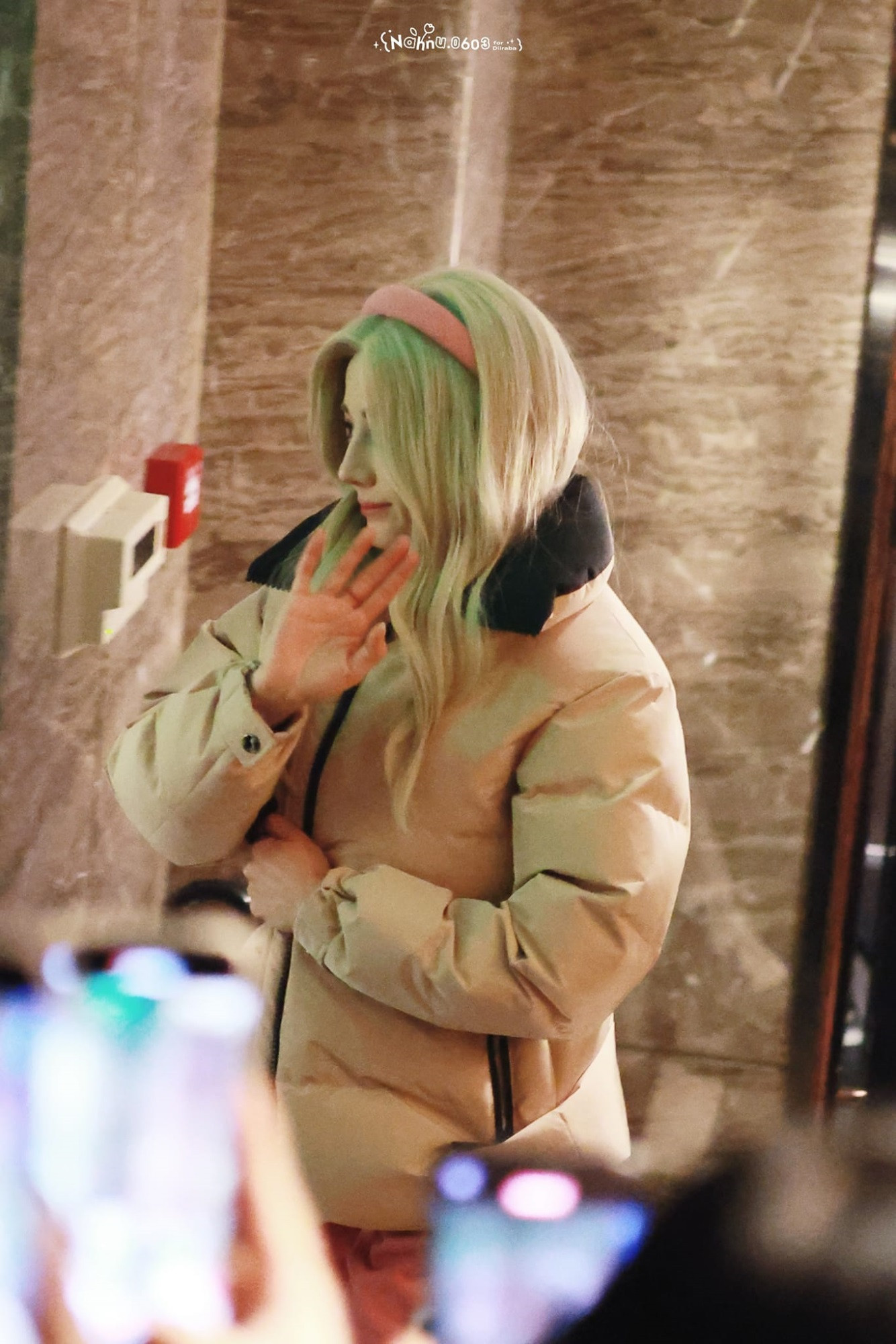 Địch Lệ Nhiệt Ba 'gây sốt' với tạo hình giống búp bê Barbie cùng mái tóc bạch kim - Ảnh 5