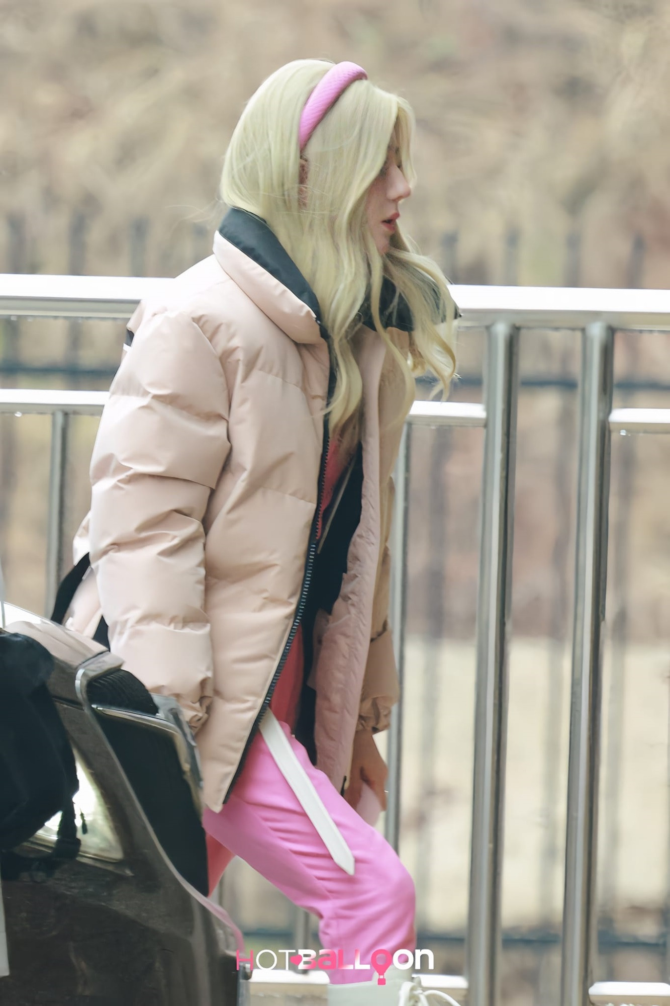 Địch Lệ Nhiệt Ba 'gây sốt' với tạo hình giống búp bê Barbie cùng mái tóc bạch kim - Ảnh 4