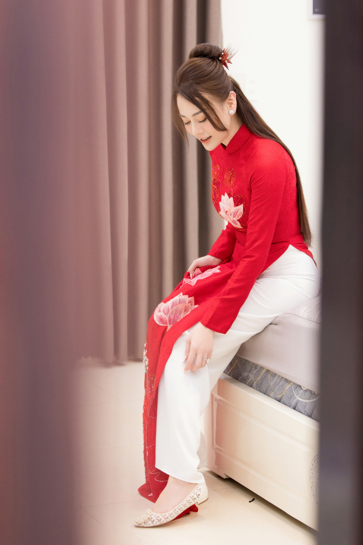 Khánh Vân được khen có hành động tinh tế khi đứng cạnh ông xã hơn 17 tuổi