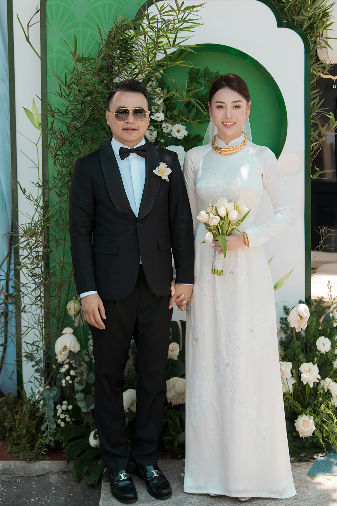 Khánh Vân được khen có hành động tinh tế khi đứng cạnh ông xã hơn 17 tuổi