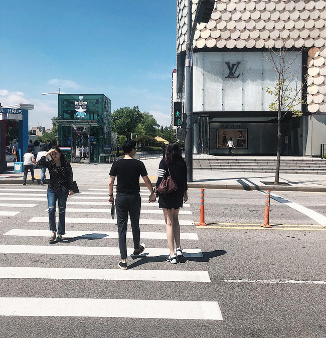 Khánh Vân được khen có hành động tinh tế khi đứng cạnh ông xã hơn 17 tuổi