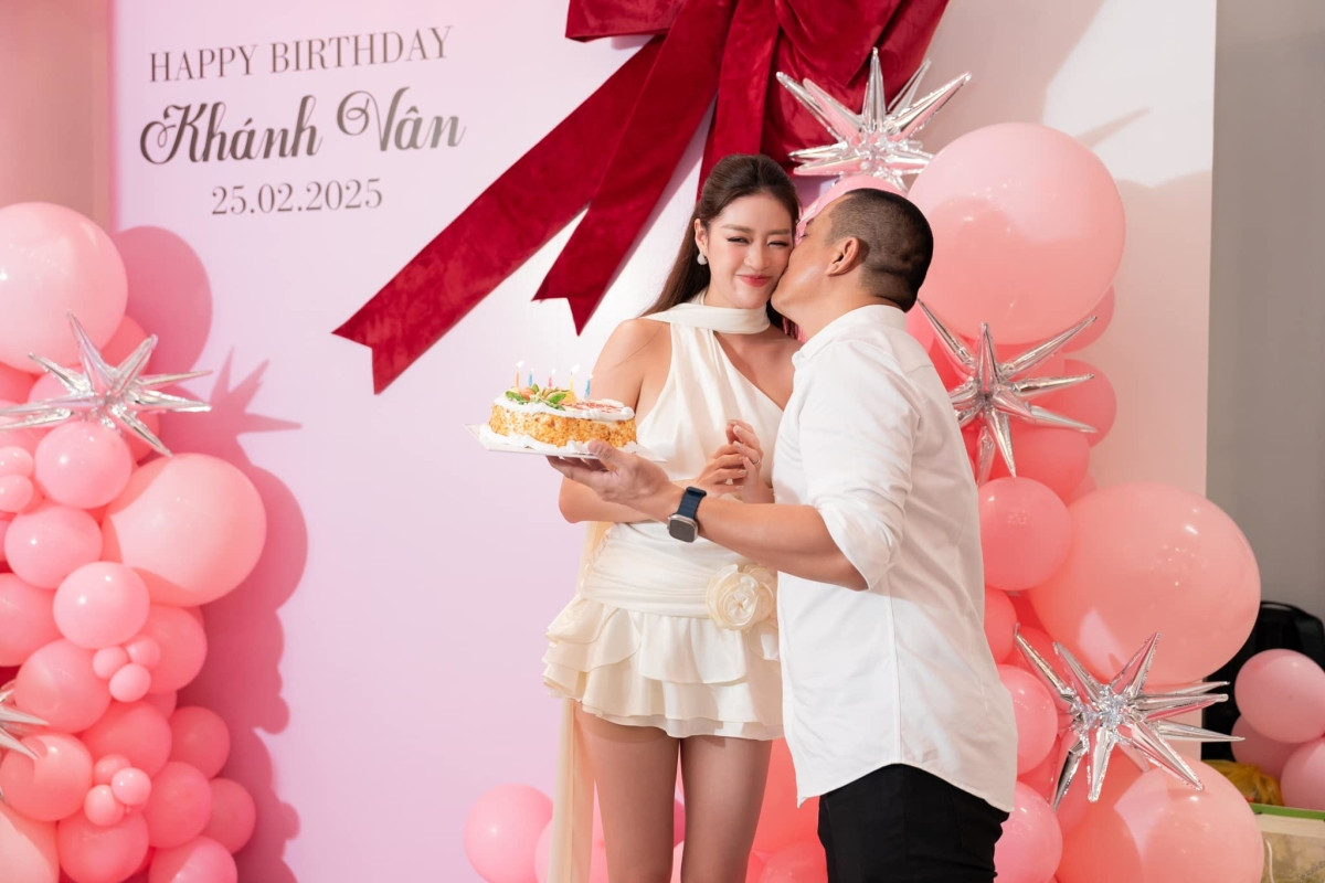 Khánh Vân được khen có hành động tinh tế khi đứng cạnh ông xã hơn 17 tuổi