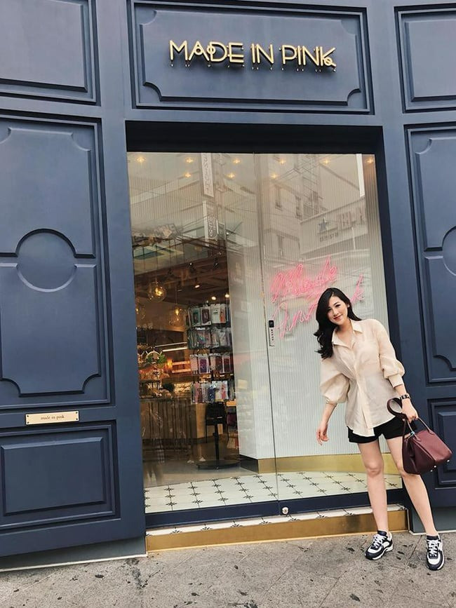 Khánh Vân được khen có hành động tinh tế khi đứng cạnh ông xã hơn 17 tuổi