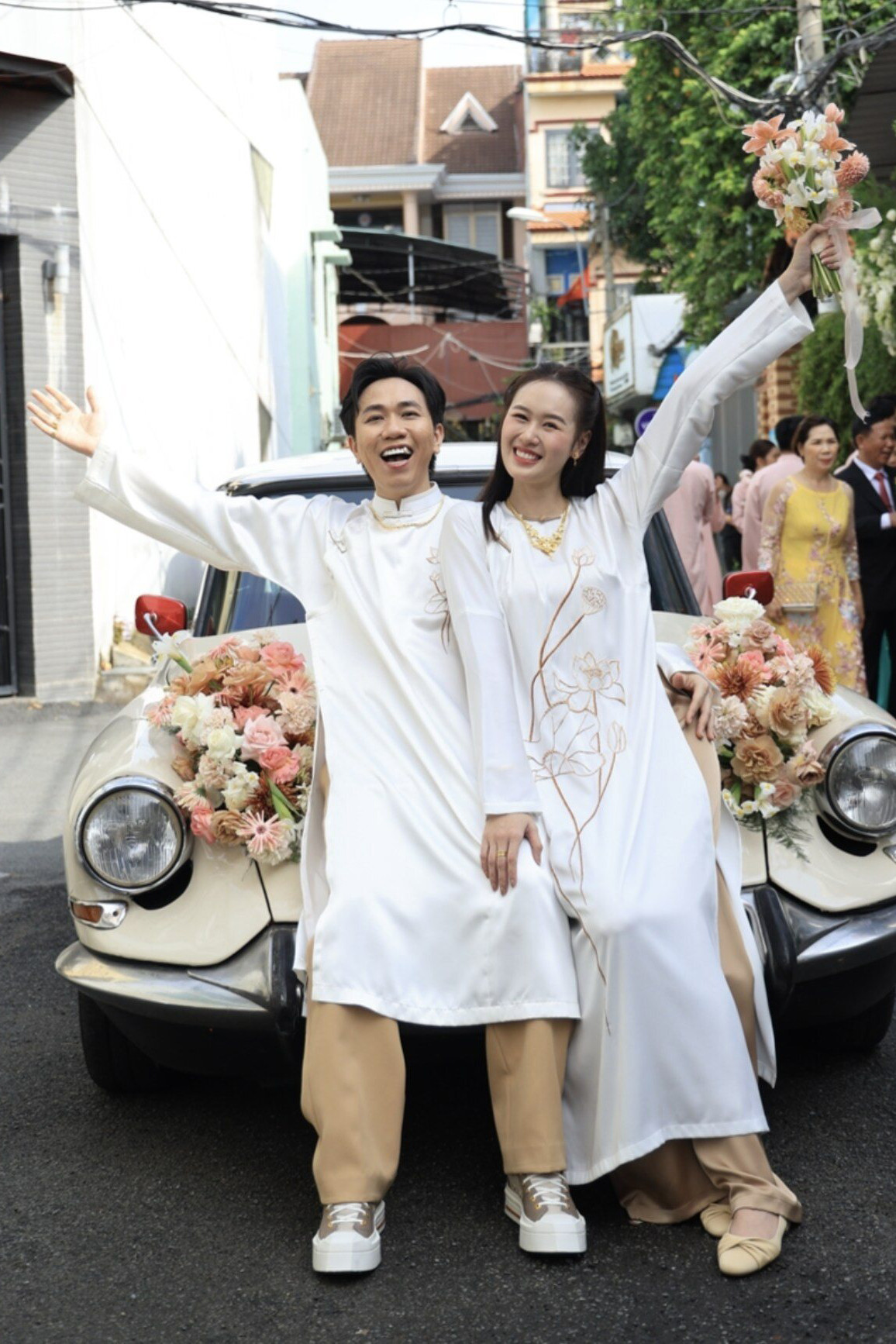 Khánh Vân được khen có hành động tinh tế khi đứng cạnh ông xã hơn 17 tuổi