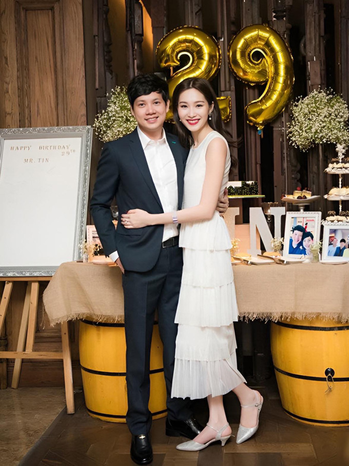 Khánh Vân được khen có hành động tinh tế khi đứng cạnh ông xã hơn 17 tuổi