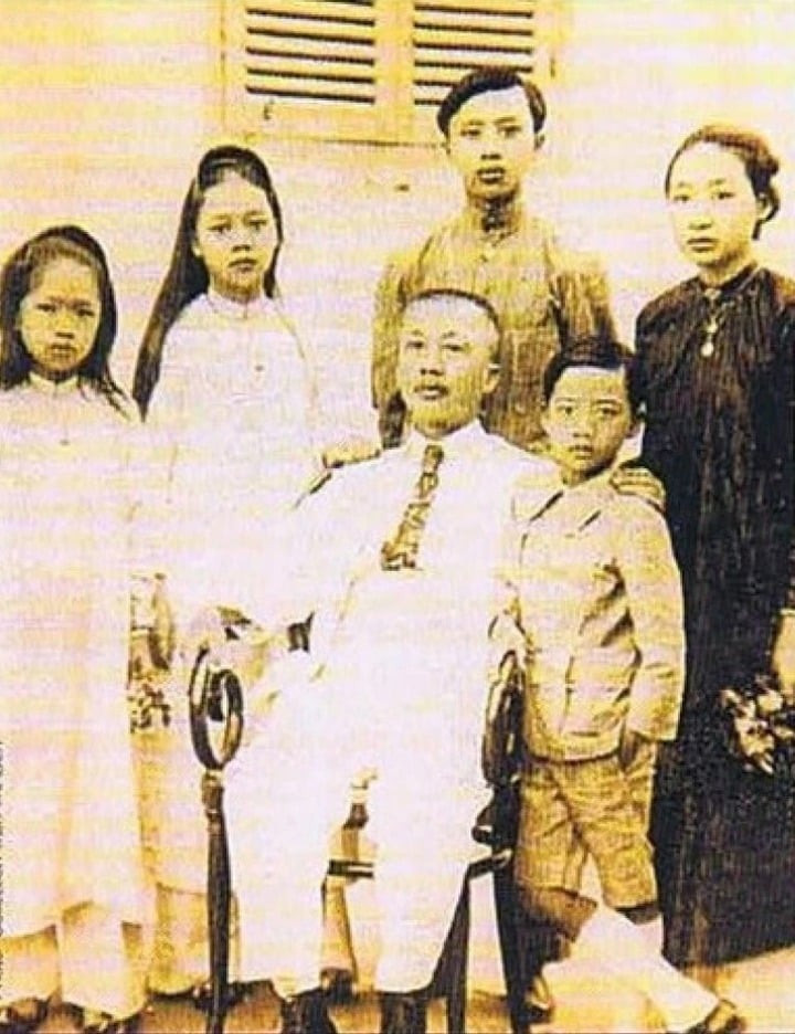 Henriette Bùi Quang Chiêu (thứ hai từ trái sang) bên gia đình năm 1921. (Ảnh tư liệu)
