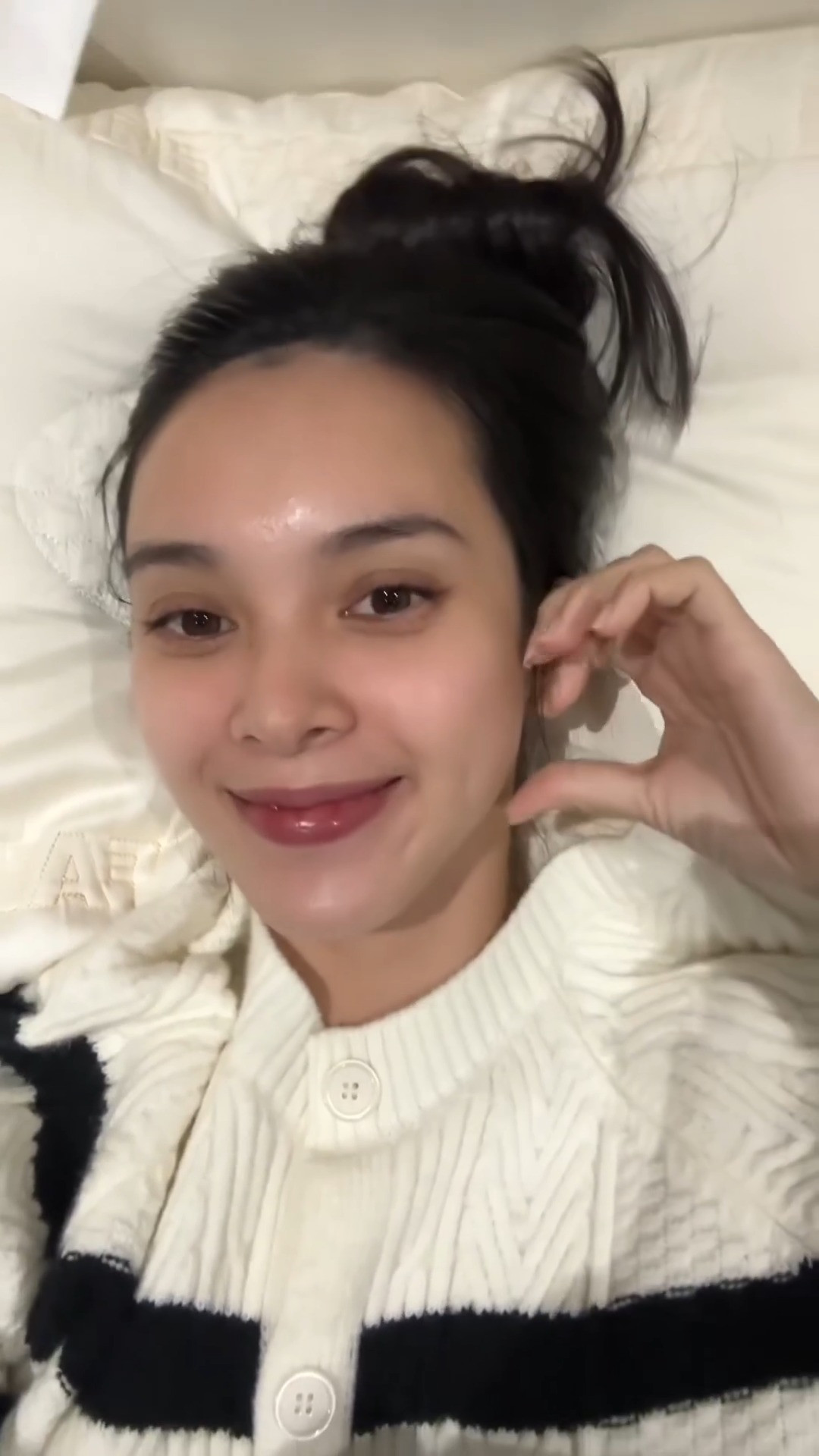 Quỳnh Lương lộ rõ bụng bầu trước ngày theo thiếu gia Tiến Phát về dinh