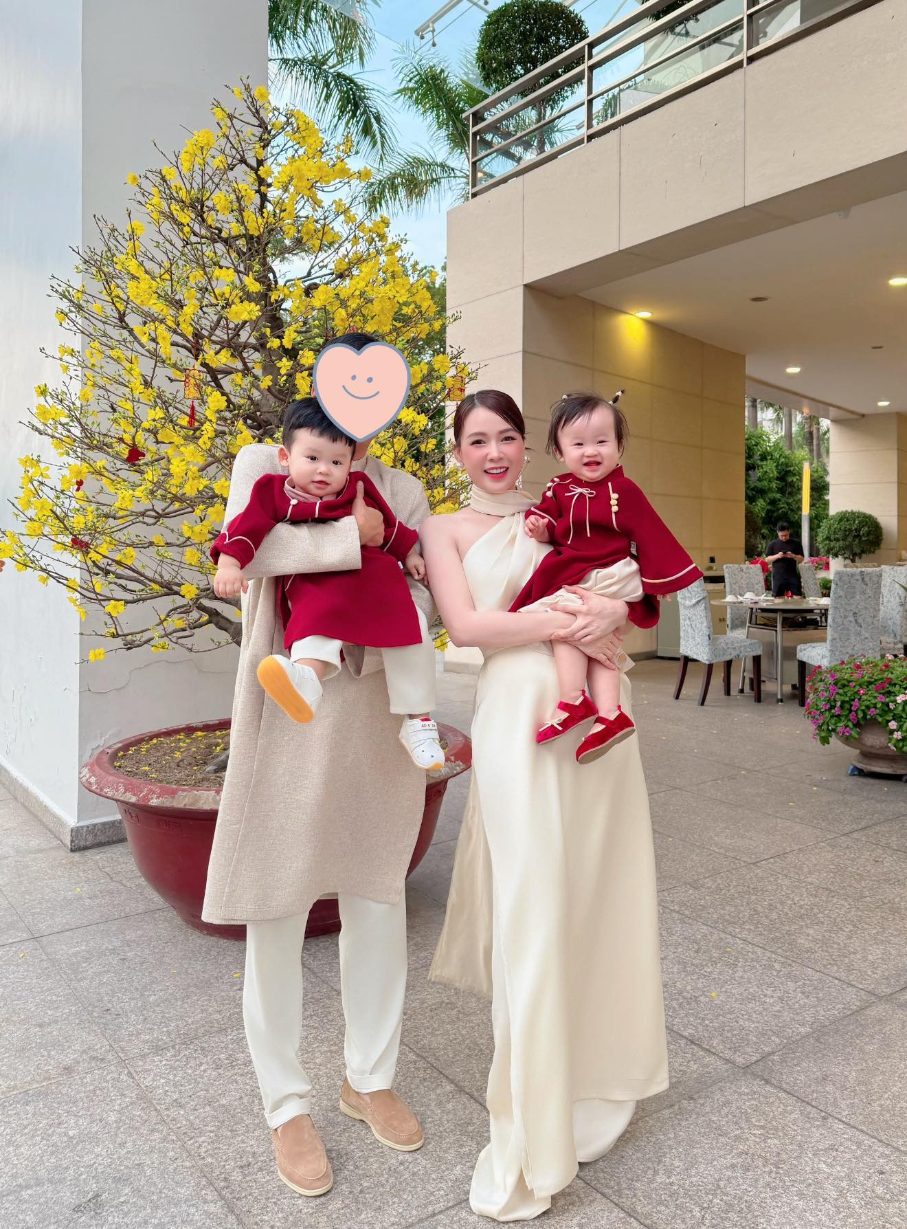 Sam khoe cặp song sinh cưng xỉu đáp khéo câu hỏi danh tính chồng Hàn