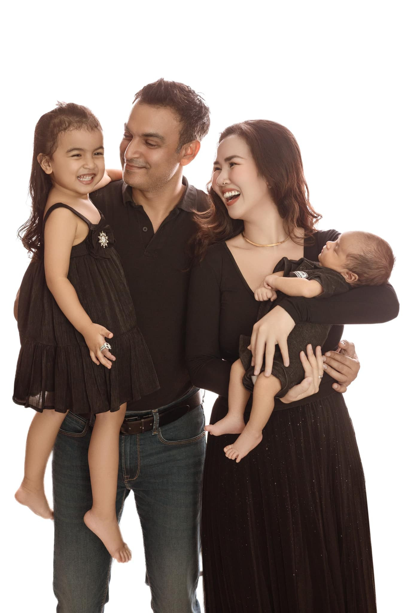 Võ Hạ Trâm than thở hói đầu nhưng 2 nhóc tỳ giống bố Ấn Độ như lột mới chiếm sóng