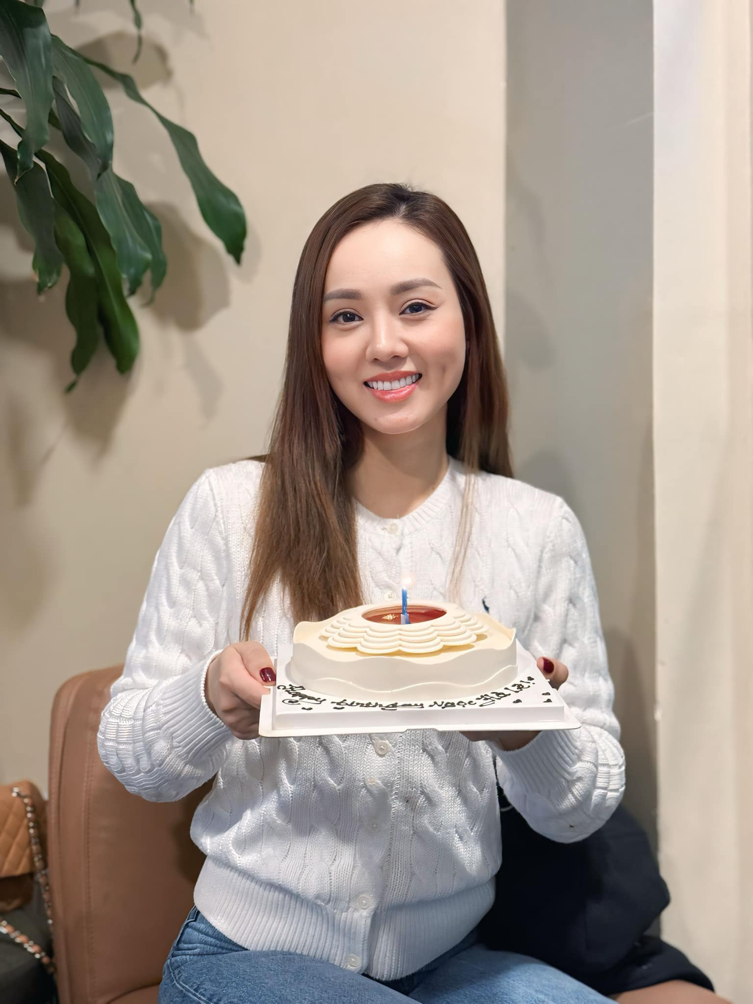 Vợ NSND Công Lý thanh lý túi xách nước hoa sau biến cố