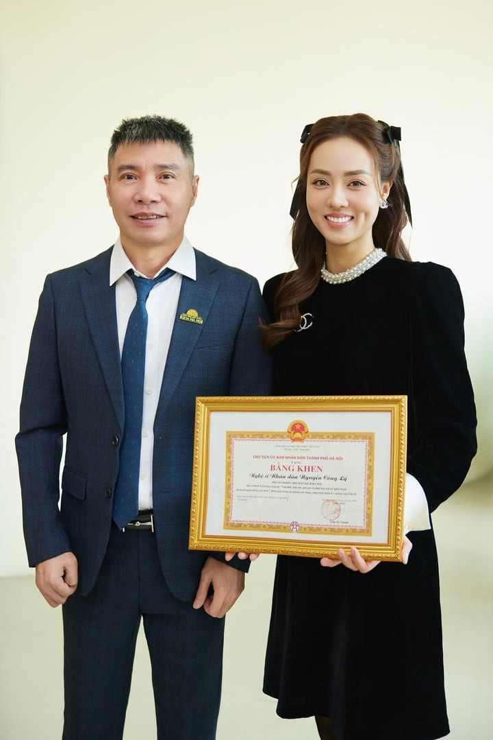 Vợ NSND Công Lý thanh lý túi xách nước hoa sau biến cố