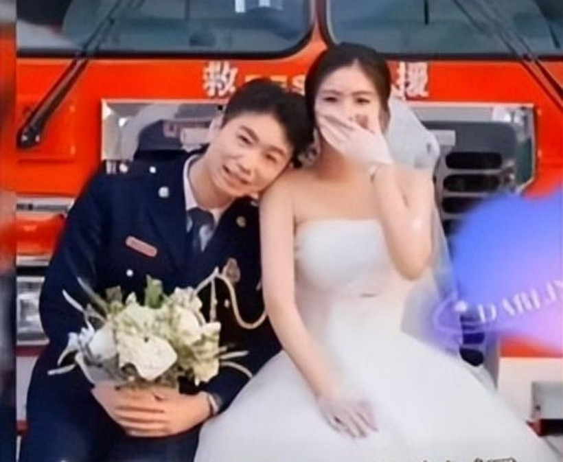 3 tháng sau, anh chàng lính cứu hỏa vô tình cởi quần của Tiểu Tô trong quá trình giải cứu lại kết hôn với cô. Ảnh: SET News.