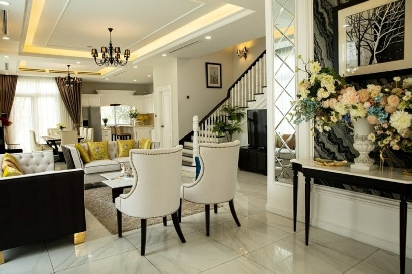 Phía trong biệt thự, Thanh Mai bố trí nội thất theo sở thích nhưng vẫn bám sát tinh thần của căn biệt thự. Chị đặc biệt tâm đắc phong cách sang trọng, cổ điển nên kết hợp đồ dùng giữa các gam màu như trắng, kem, nâu, đen mang đến cảm giác thư thái, ấm cúng khi bước vào nhà.