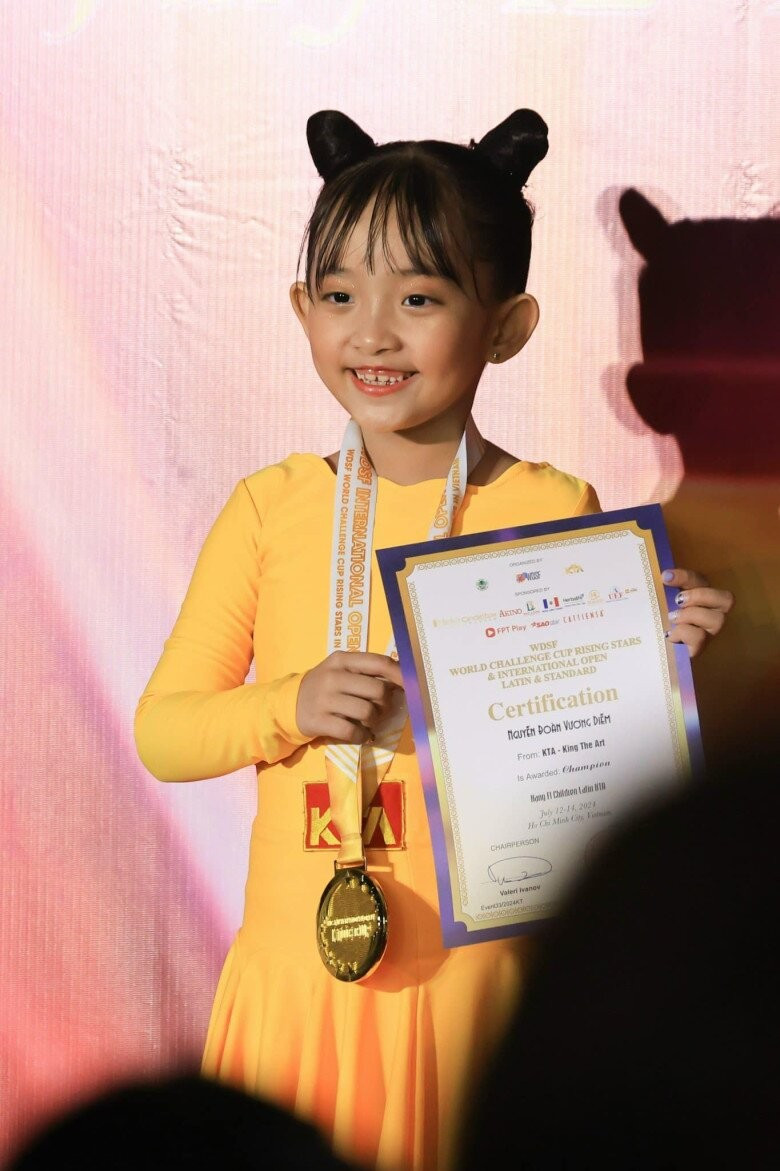 Con gái Khánh Thi  Phan Hiển mới 1 tuổi đã ra dáng kiện tướng dancesport cử chỉ như bà cụ non